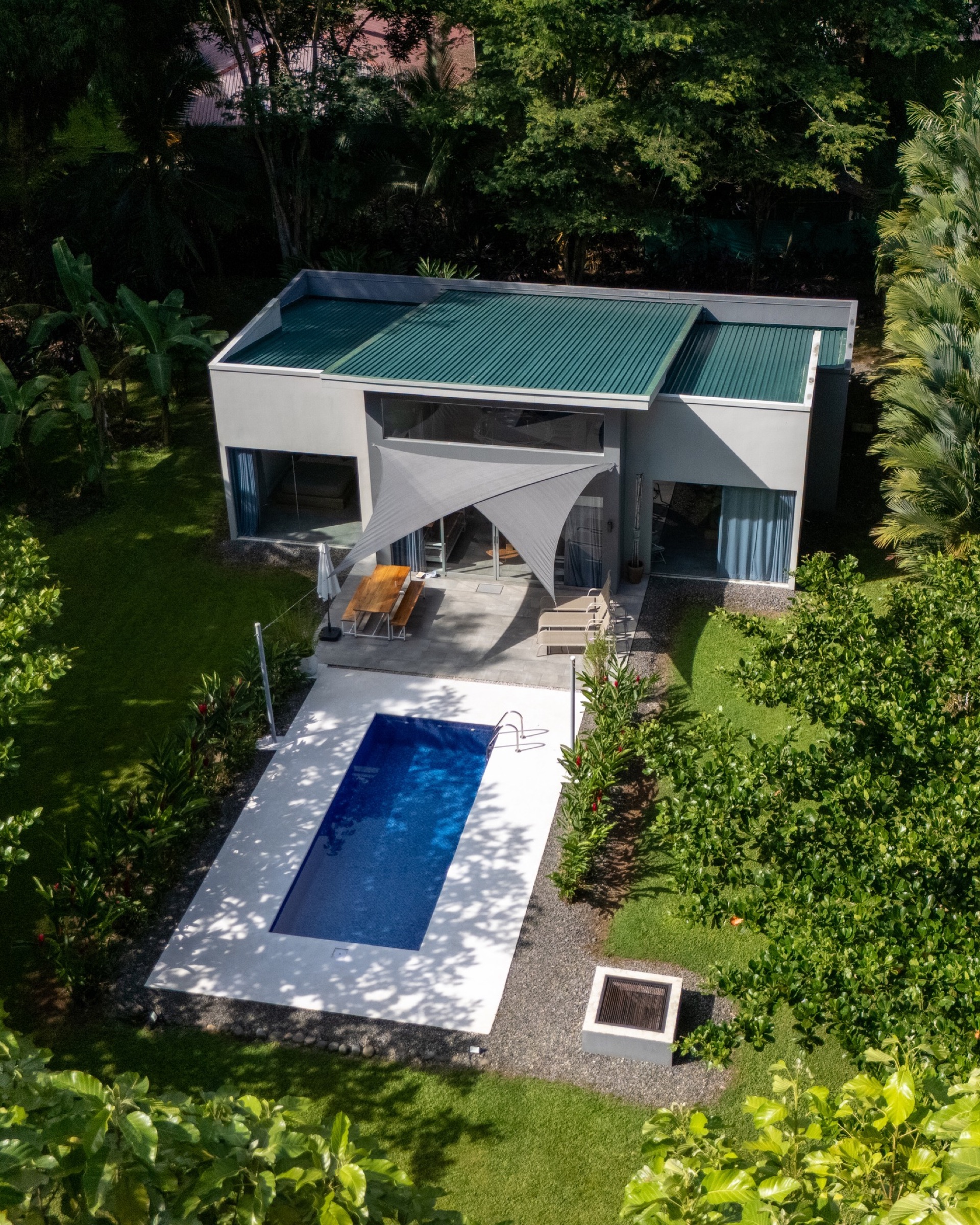 La villa, sa piscine et son jardin vus du ciel