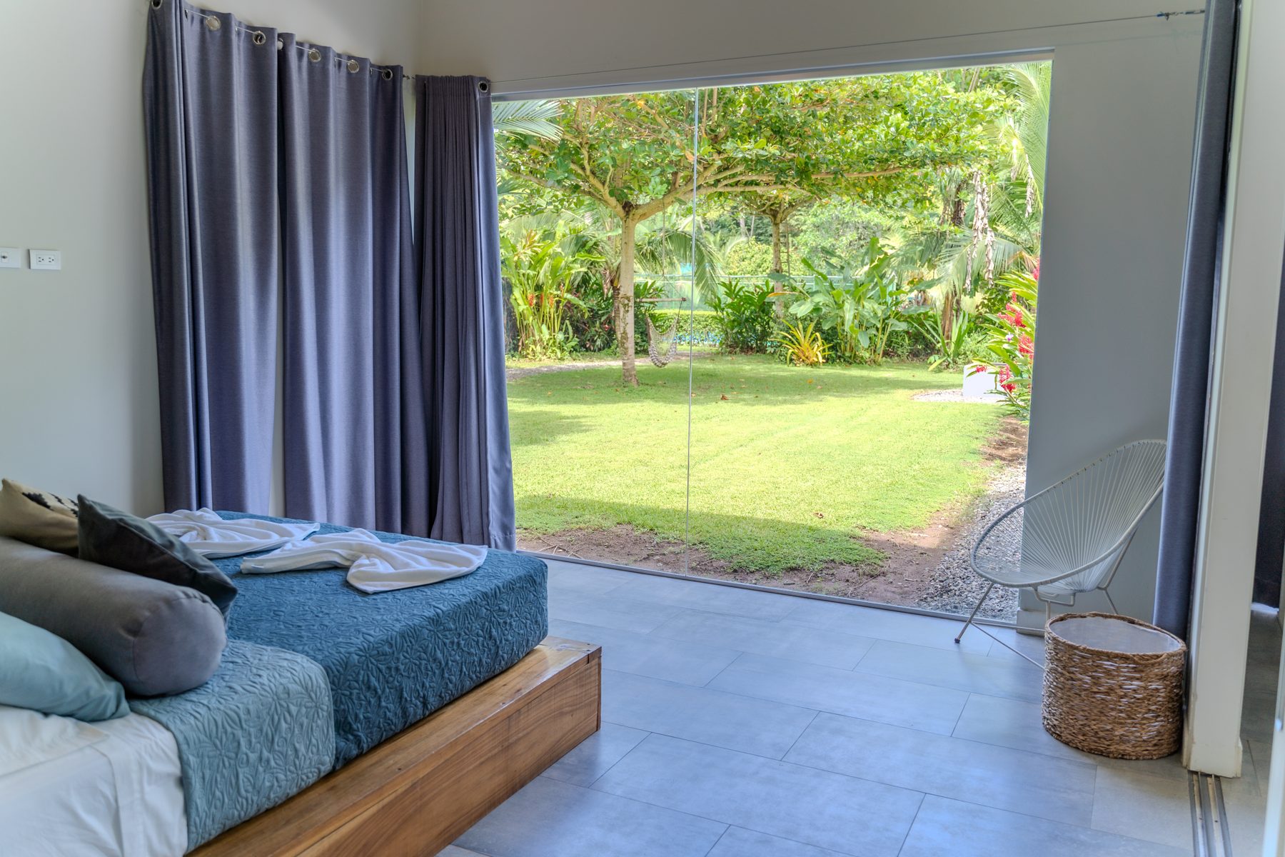 Chambre grande ouverte sur le jardin